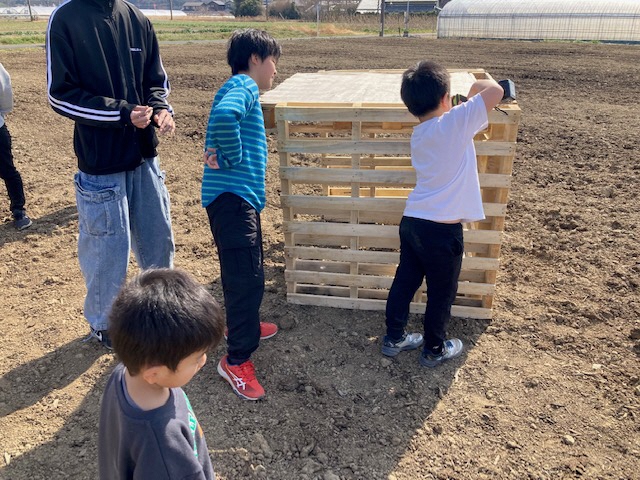 小屋づくりの風景